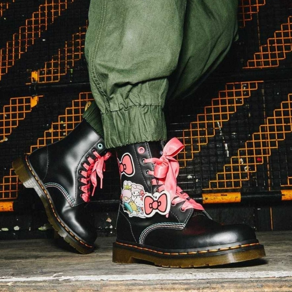 Dr. Martens X Hello Kitty & Friends Boots - Picture 1 of 16